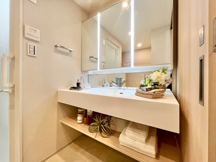 その他 清潔感を感じられる洗面化粧台。