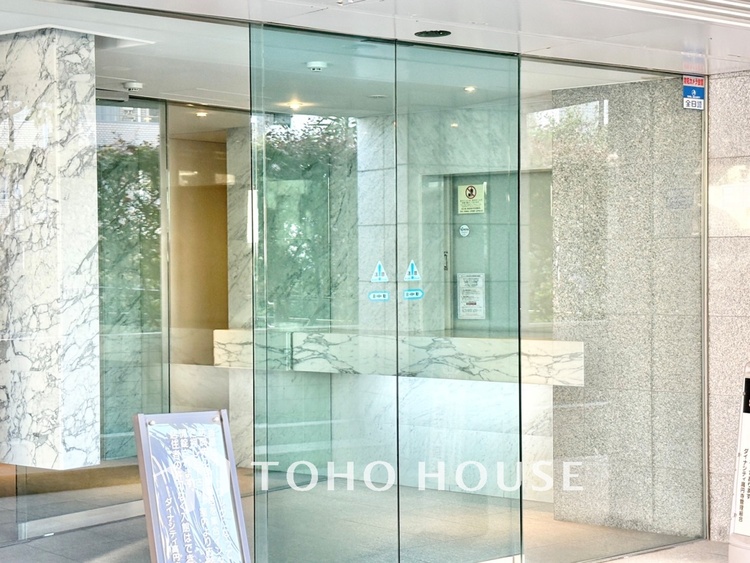 エントランス 【ENTRANCE】◆家族◆家で家族と過ごす時間は限られている。帰りを待つ家族の元へと急ぐときの弾む思い。そんな思いを引き立てる邸宅。