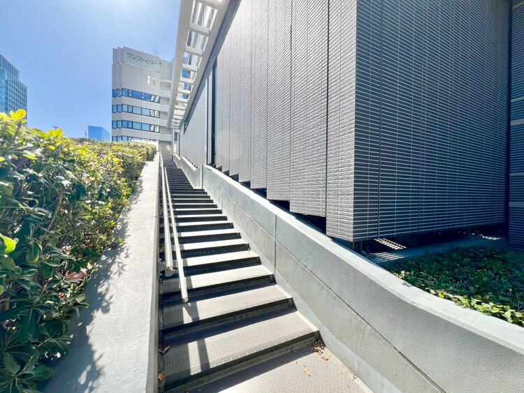 その他 共用部の階段です。明るく清潔に管理されています。