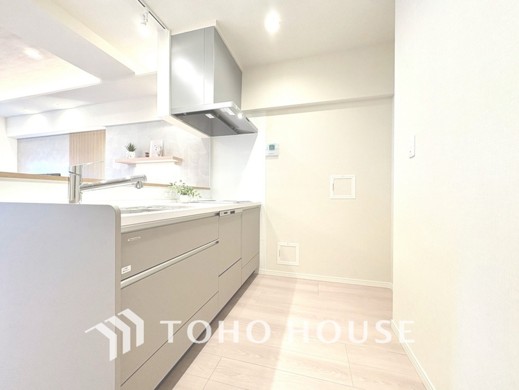 キッチン 【KITCHEN】◆ワクワク◆開放的で機能性も高いシステムキッチン。お子様は毎日のご飯にワクワク！