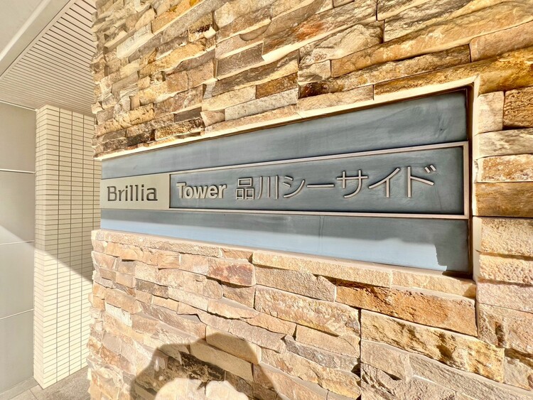 その他 スタイリッシュなエンブレム。お洒落なマンションは入り口から。