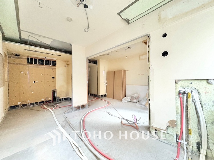 内装 現在改装中◆煌びやか◆愛おしい家族との団欒の時間をより一層幸せなものに感じさせる煌びやかなLDK。輝かしい毎日が待っています。※この画像の家具の配置には、CGによる加工を施しております。