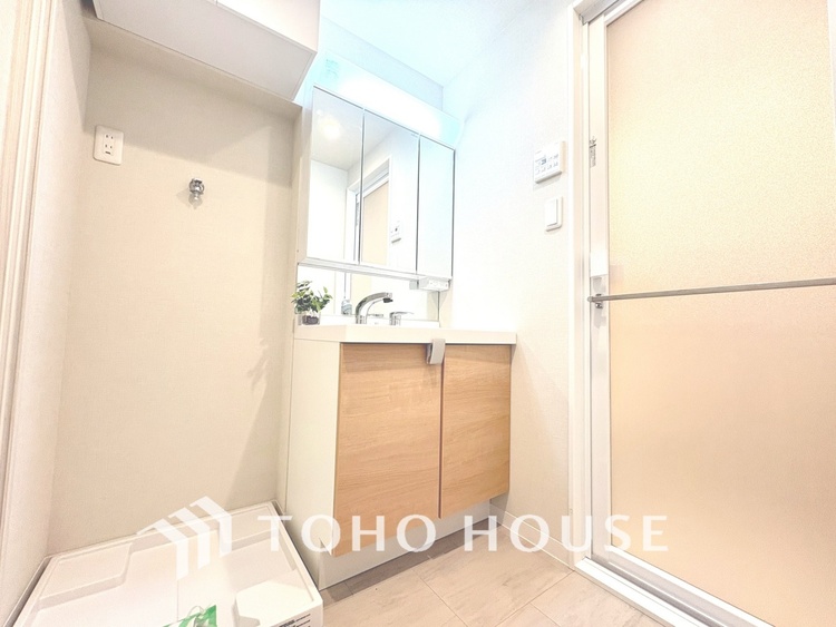 洗面 【WASHROOM】◆快適◆煌びやかな暮らしの中にも忘れたくない快適さ。大きな収納が助けてくれます。