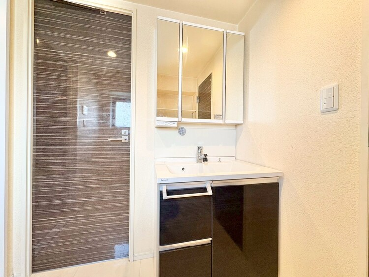 その他 清潔感を感じられる洗面化粧台。