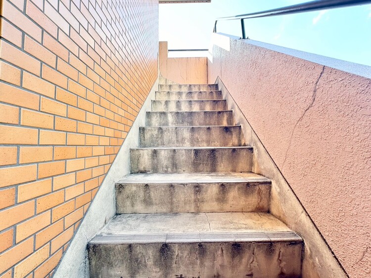 その他 共用部の階段です。明るく清潔に管理されています。