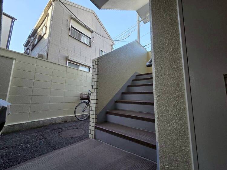 その他 共用部の階段です。明るく清潔に管理されています。