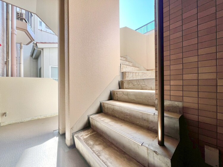 その他 共用部の階段です。明るく清潔に管理されています。