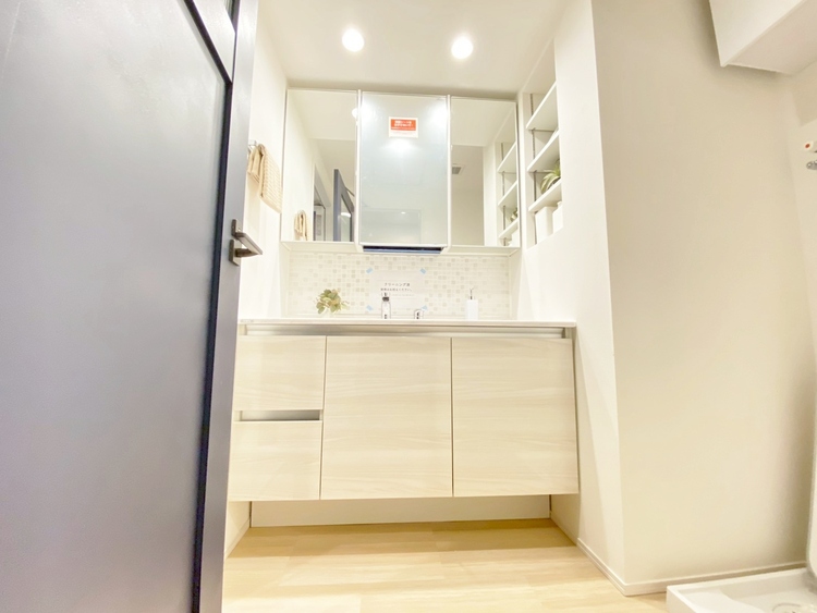 その他 清潔感を感じられる洗面化粧台。