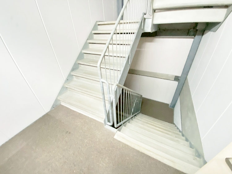 その他 共用部の階段です。明るく清潔に管理されています。