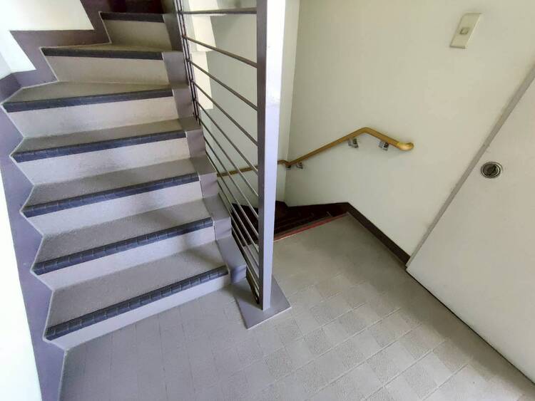 その他 共用部の階段です。明るく清潔に管理されています。