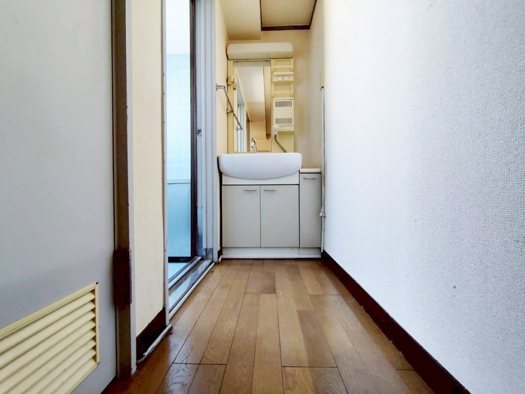 その他 十分な広さの脱衣所。