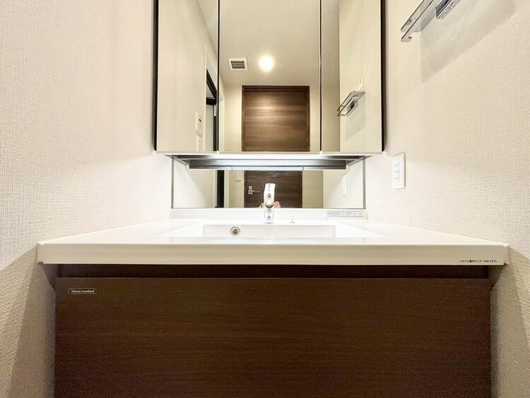 その他 清潔感を感じられる洗面化粧台。