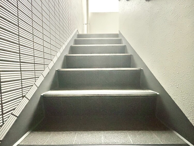 その他 共用部の階段です。明るく清潔に管理されています。