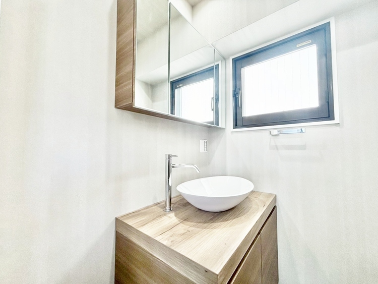 その他 清潔感を感じられる洗面化粧台。