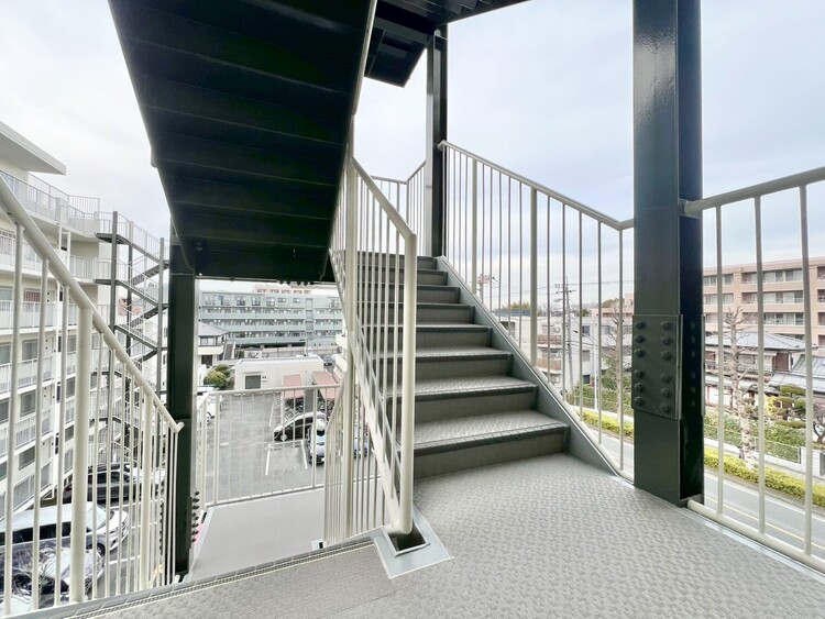 その他 共用部の階段です。明るく清潔に管理されています。