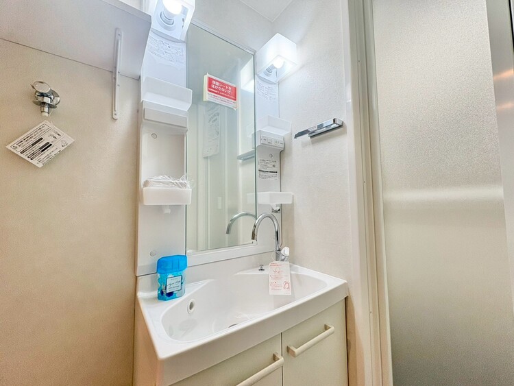 その他 清潔感を感じられる洗面化粧台。