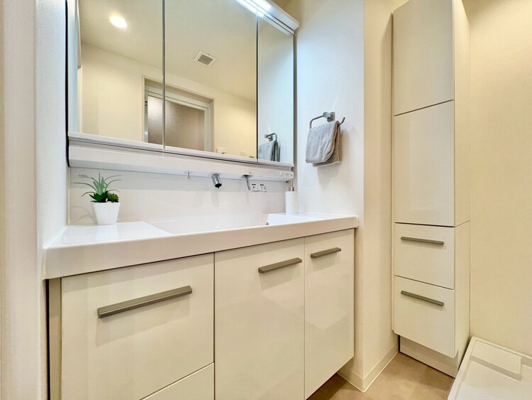 その他 清潔感を感じられる洗面化粧台。