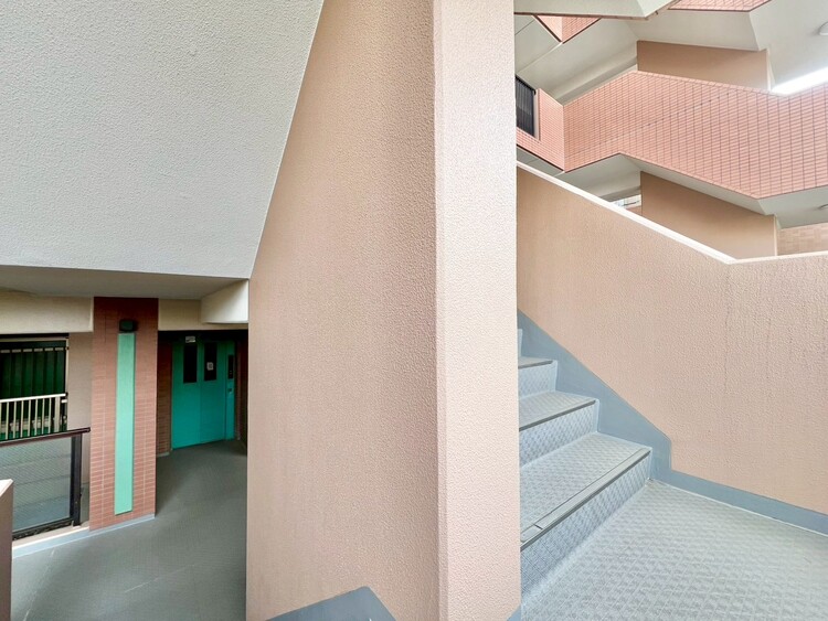 その他 共用部の階段です。明るく清潔に管理されています。