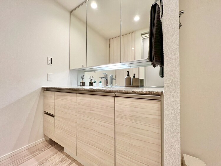 その他 清潔感を感じられる洗面化粧台。