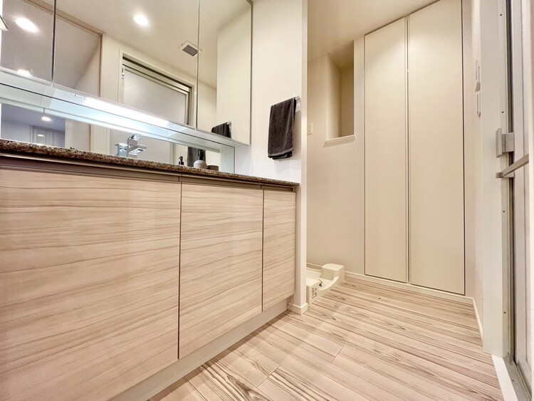 その他 十分な広さの脱衣所。