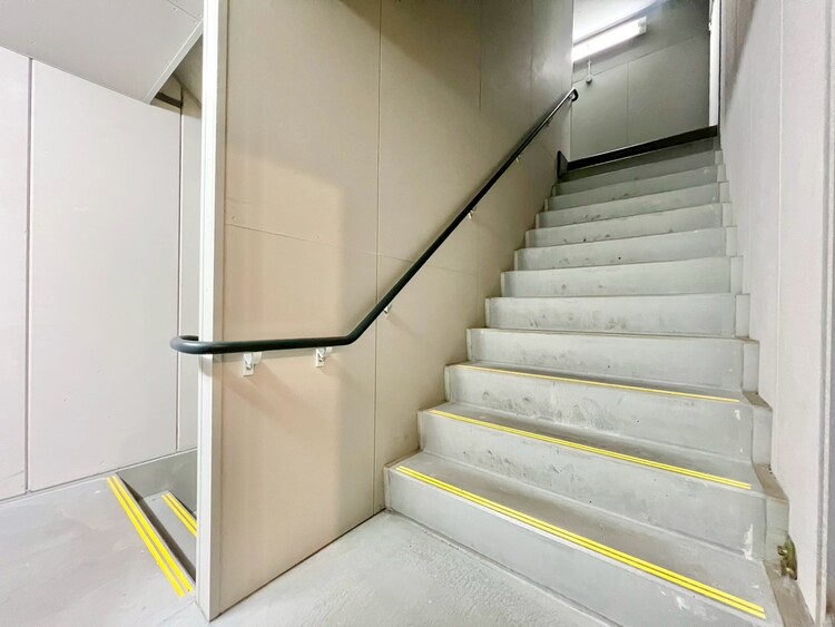 その他 共用部の階段です。明るく清潔に管理されています。