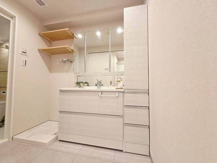 その他 清潔感を感じられる洗面化粧台。