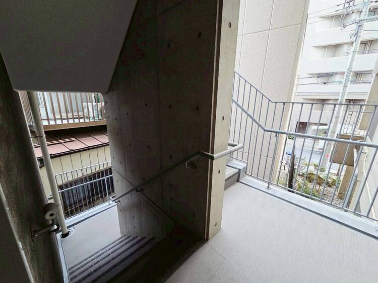 その他 共用部の階段です。明るく清潔に管理されています。