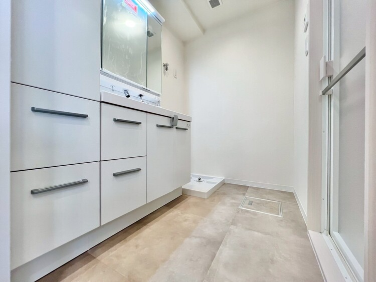 その他 十分な広さの脱衣所。