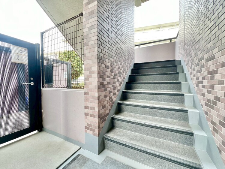 その他 共用部の階段です。明るく清潔に管理されています。