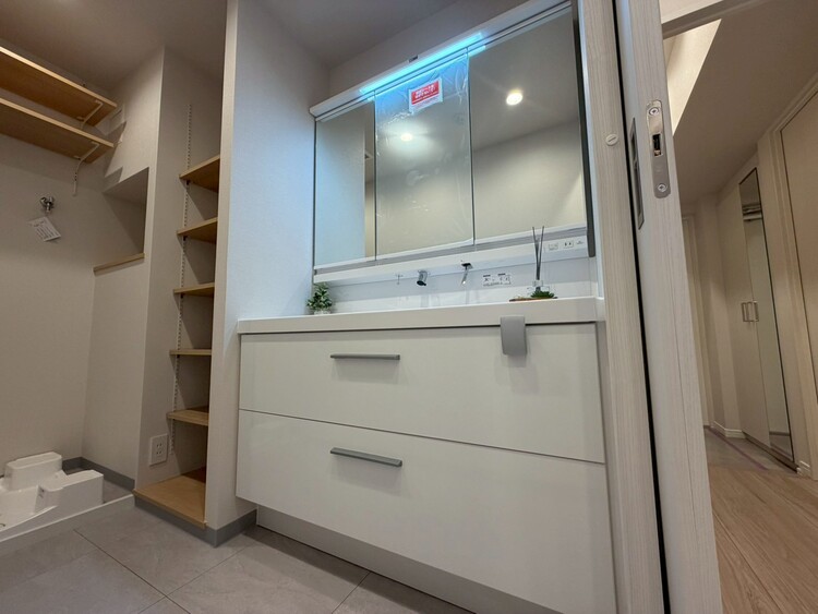 その他 清潔感を感じられる洗面化粧台。