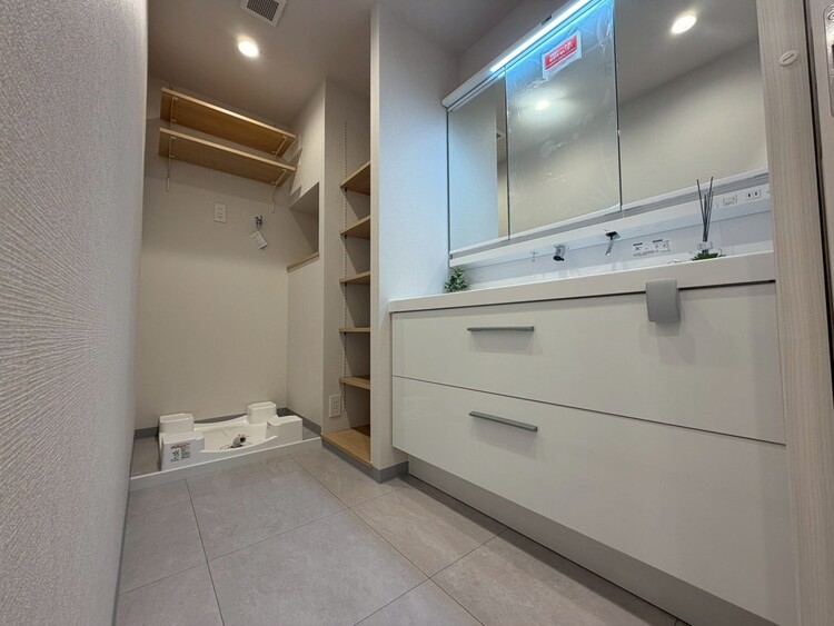 その他 十分な広さの脱衣所。