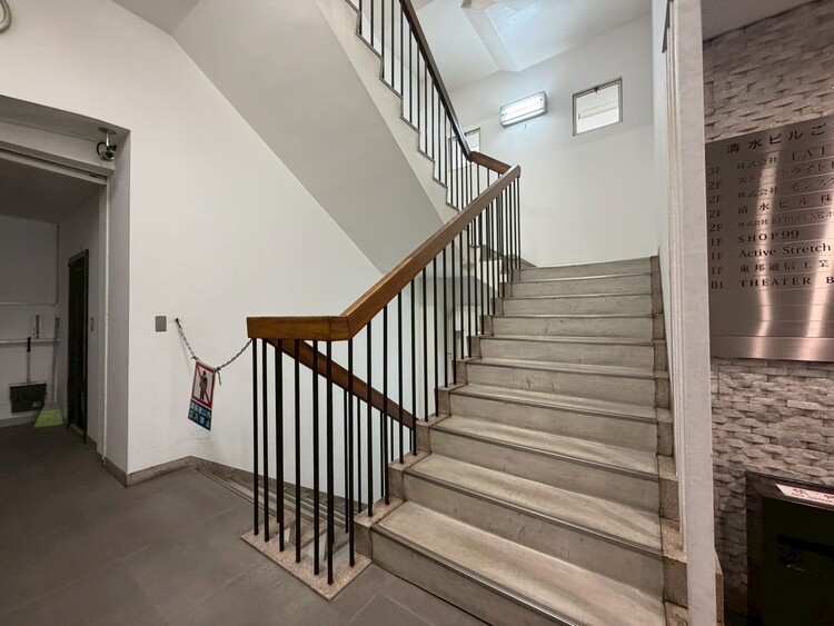 その他 共用部の階段です。明るく清潔に管理されています。