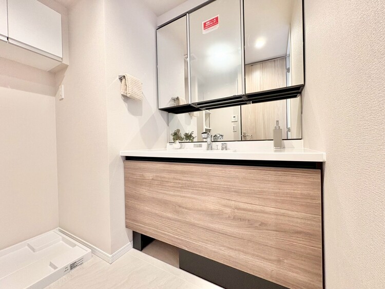 その他 清潔感を感じられる洗面化粧台。