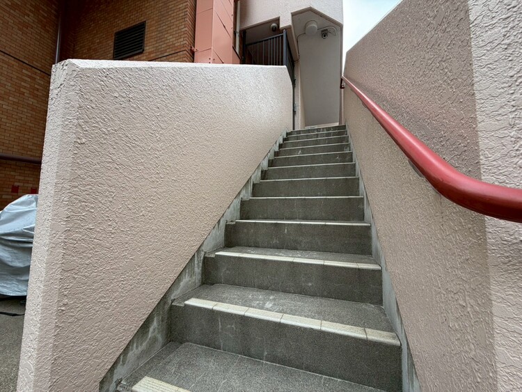 その他 共用部の階段です。明るく清潔に管理されています。