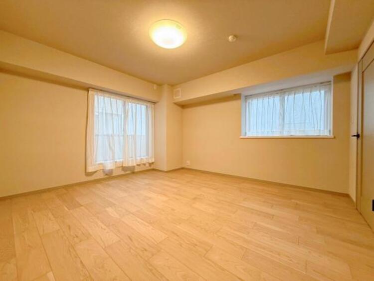 内装 採光を確保した明るい室内は風通しも良く穏やかな時が流れます！様々な生活スタイルにも対応可能な間取り。採光もアクセントの一つとして。この明るい好みの空間で読書をしたり、音楽を聞いたりと一人の時間も充実！ 