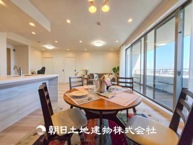 その他 【リビング】大切なご家族、招いた友人と過ごすひと時を溢れる光が優しく包み込む空間。