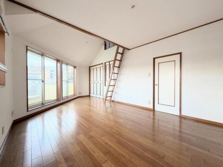 内装 ●〇全居室にクローゼットを完備！普段使いのお洋服や小物はもちろん、季節物のお洋服などもしっかりと整理整頓おしまい頂けます。整理整頓は床に物を置かない所から。居室空間をより広く隅々まで使用できます　〇●