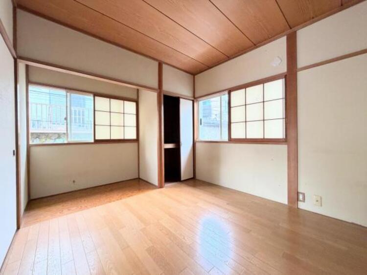 内装 ●〇バルコニーに大きく面した掃出し窓から光が降りそそぐ開放的な居室です。大きな窓からは、太陽の光はもちろん、爽やかな風が部屋一面に吹き抜けます。部屋のこもったニオイもすぐに換気することが出来ます　〇●