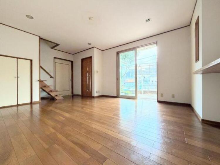 居間 ●〇一日の中で多くの時間を過ごすことになる住まいだからこそ、いつも穏やかな空間であるように心掛けています。構成する建材などへの配慮が、住まう方の健康を守ります。小さなお子様がいるご家庭でも安心です〇●