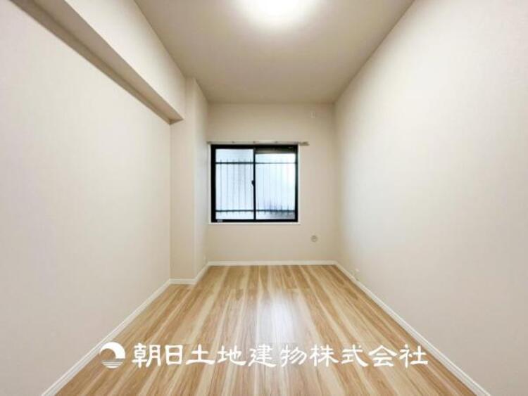 内装 【居室】爽やかな空間演出とセンス良く纏められた室内は良質な寛ぎ空間。そこで暮らす大切な人達のことを考え造りこんだ空間は日々の生活に安らぎを与えてくれます。