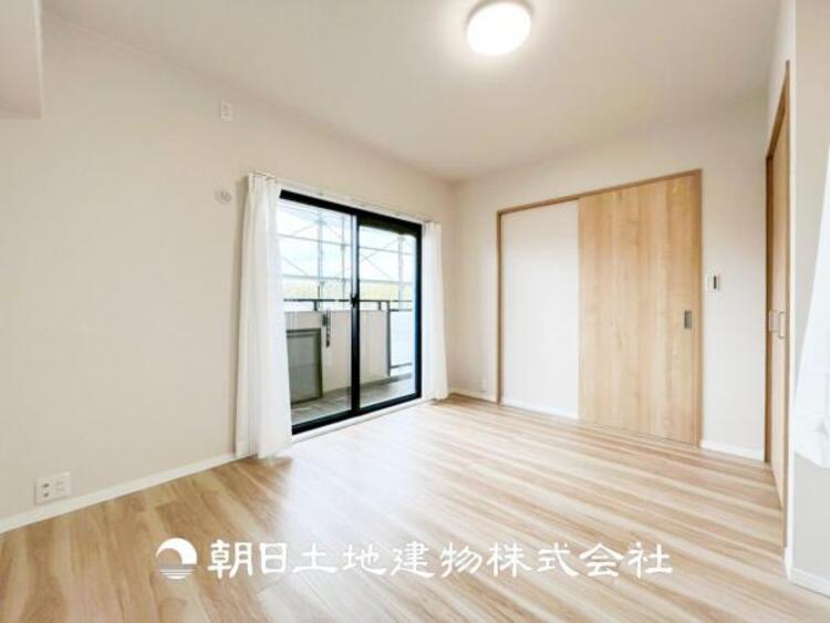 内装 【居室】大切なご家族、招いた友人と過ごす大切な時間を差し込む光が優しく包み込む空間。大切な人とともに、心穏やかに過ごすひとときを味わってください。