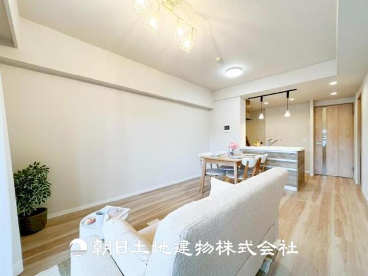 居間 【リビング】1日の中で最も長い時間を過ごすことになるリビングだからこそ、いつも笑顔があふれる空間であるように。広々とした空間から幸せな未来を。