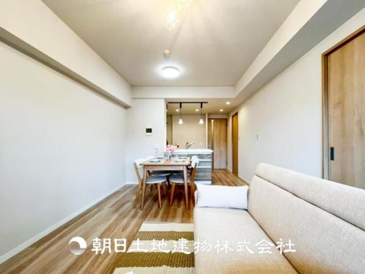 居間 【リビング】リビングにはみんなが集い、食事や楽しい会話が始まる。話に夢中になりすぎて、ついつい時を忘れてしまう。そんな束の間の幸せを感じさせてくれる場所。