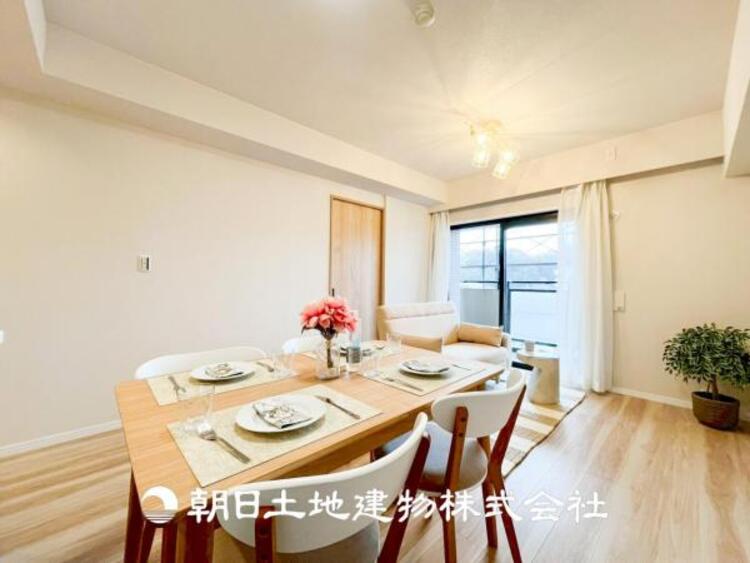 居間 【ダイニング】温かい色合いのフローリングと清々しい爽やかなクロスが明るい空間を創り出しているダイニングキッチン。ゆっくりと過ごす空間に相応しく、ここで楽しむ時間が家族や友人との絆をより深めてくれそうです。