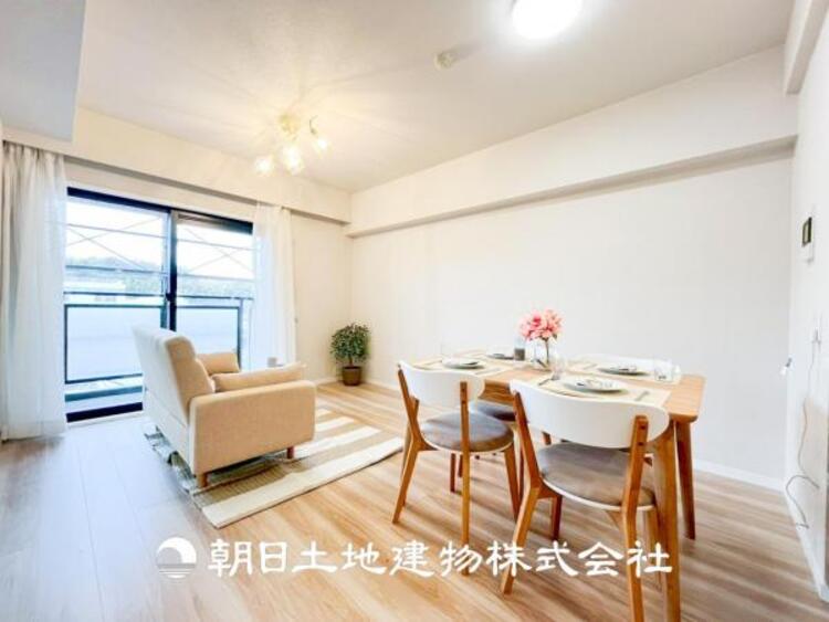 居間 【リビング】開放的で明るい空間が広がるLDK。リビングには暖かな太陽が降り注ぎ、爽やかな住空間です。お友達を呼んでお茶をしたり、一緒に料理を楽しみながら楽しい時間を。