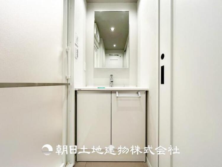 洗面 【洗面化粧台】広々とした洗面台は、日々の身だしなみチェックや歯磨きなど、朝の慌ただしい時間でも心に余裕とゆとりを作ってくれます。今日も１日頑張ろう。そう思える場所でありたいと思っています。