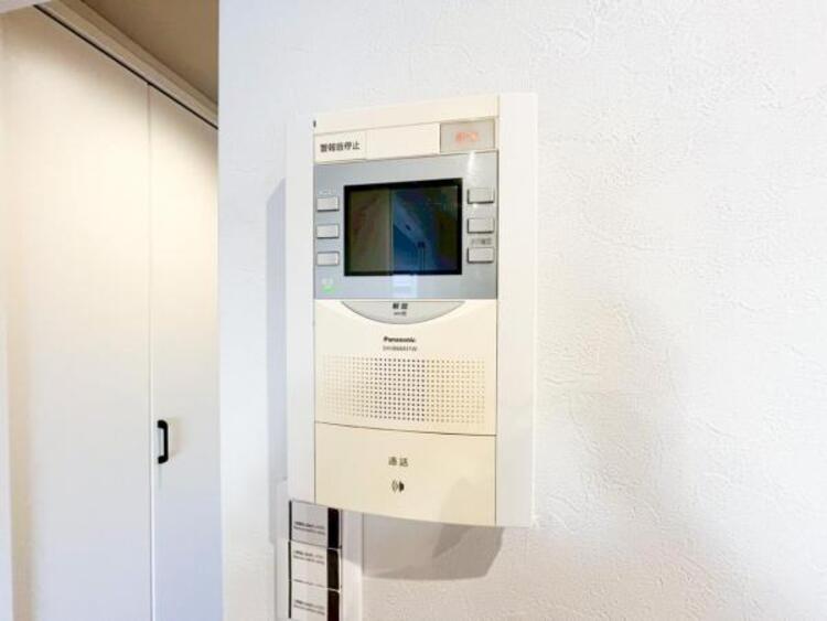 設備 【モニター付きインターホン】訪問者の確認が出来るので、セキュリティ対策にも最適のモニター付きインターホン。