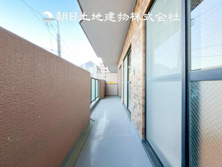 バルコニー 【バルコニー】温かい太陽を感じる事ができるのは、目の前に遮るものが無いから。彼方に広がる風景が絵画のように広がります。