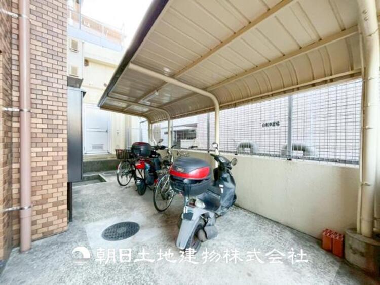その他 【バイク置き場】敷地内駐車スペース。日々の暮らしにも大切なスペースです。