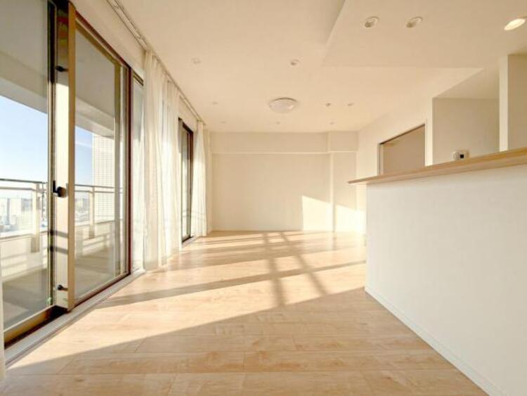 居間 お天気が晴れの日は照明をつけなくても充分明るいリビングです！どこか落ち着きのある広々とした内装です！皆で過ごす空間が、目に浮かんでくる様な優しいリビングダイニングです！くつろいだり楽しい時間を是非！ 